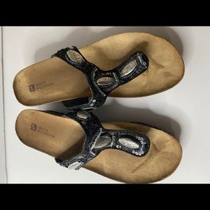 White Mountain Beaming Sandals Size 8